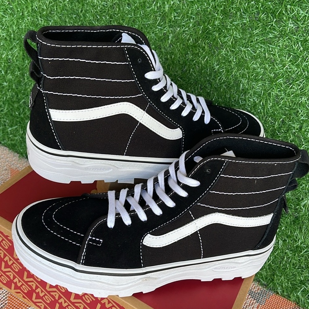 Vans Men’s Sentry Sk8-Hi
Black/White
VN0A5KY5BA2
Sneakers - Picture 13 of 16